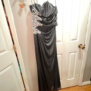 was perfect length for me 5’2with 3” heals and would work for someone taller